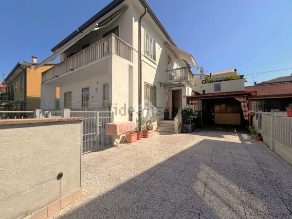 casa indipendente in vendita a Montecchio Maggiore in zona Alte Ceccato
