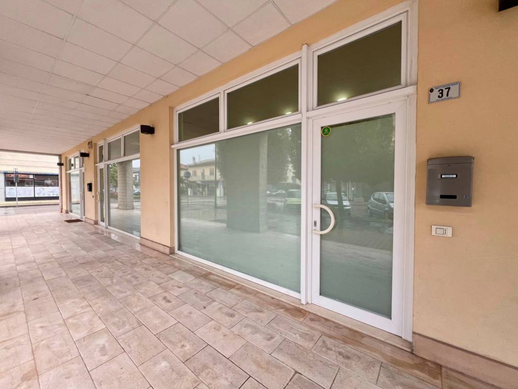 negozio in vendita a Montecchio Maggiore in zona Alte Ceccato