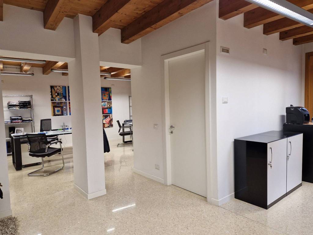 ufficio in vendita a Montecchio Maggiore in zona Alte Ceccato