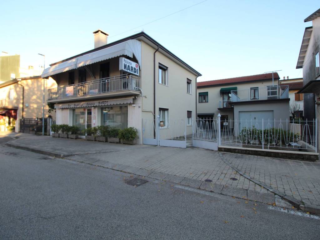 intera palazzina in vendita a Montecchio Maggiore in zona Alte Ceccato