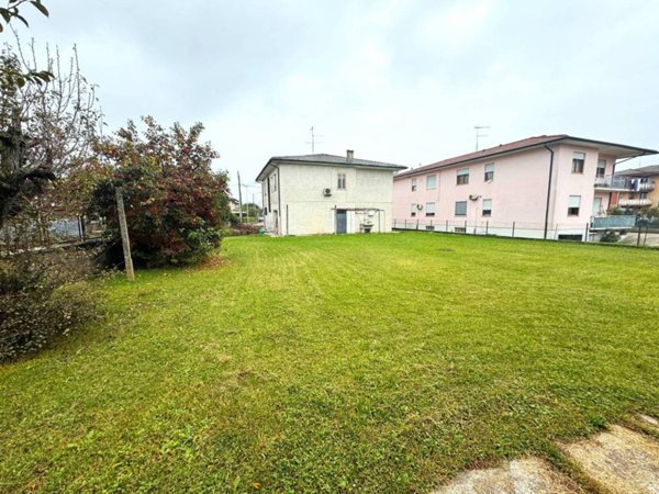 casa indipendente in vendita a Montecchio Maggiore