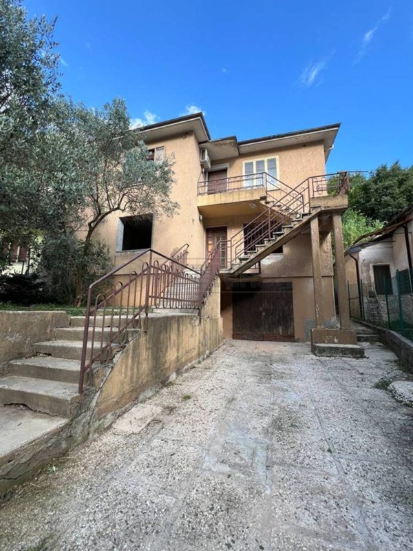 casa indipendente in vendita a Montecchio Maggiore in zona Santissima Trinità