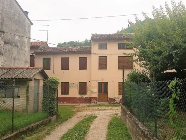 casa indipendente in vendita a Montecchio Maggiore in zona Alte Ceccato