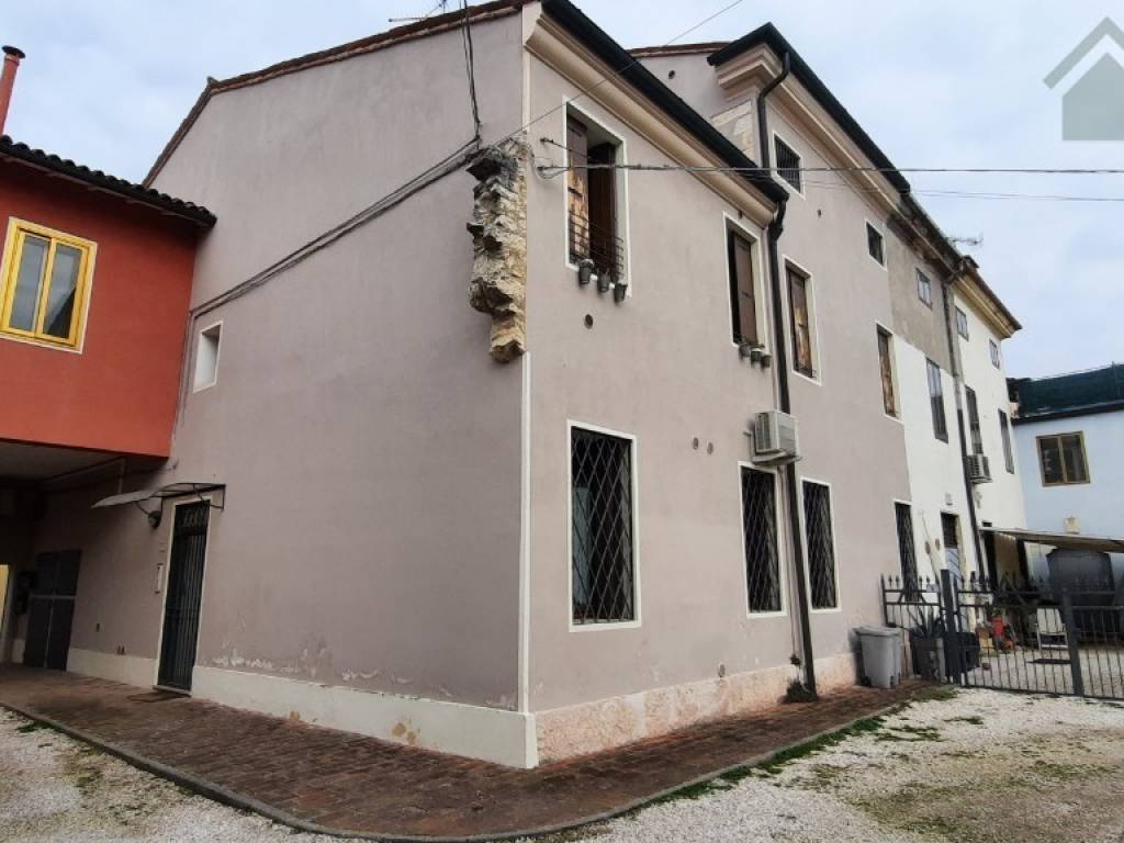 appartamento in vendita a Montecchio Maggiore in zona Alte Ceccato