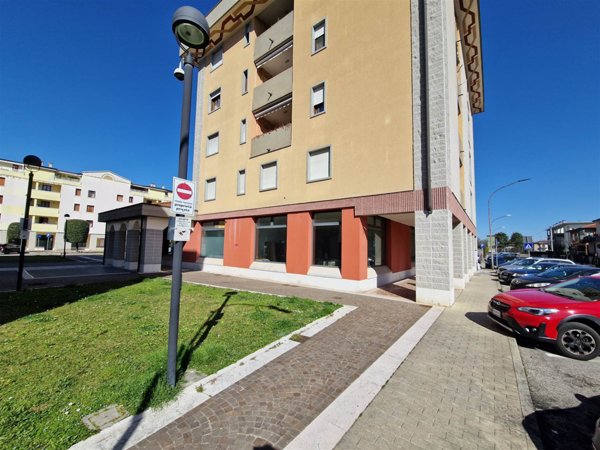 negozio in vendita a Montecchio Maggiore in zona Alte Ceccato
