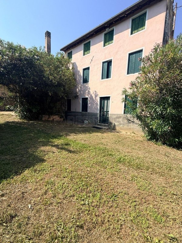 esavano in vendita a Montecchio Maggiore
