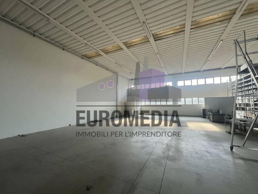 locale commerciale in vendita a Montecchio Maggiore