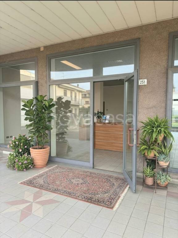 negozio in vendita a Montecchio Maggiore in zona Alte Ceccato