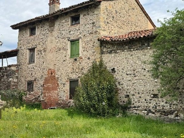 casa indipendente in vendita a Montecchio Precalcino in zona Preara