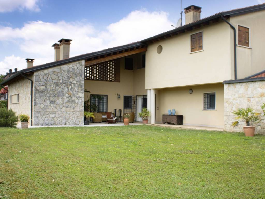 casa indipendente in vendita a Montecchio Precalcino in zona Levà