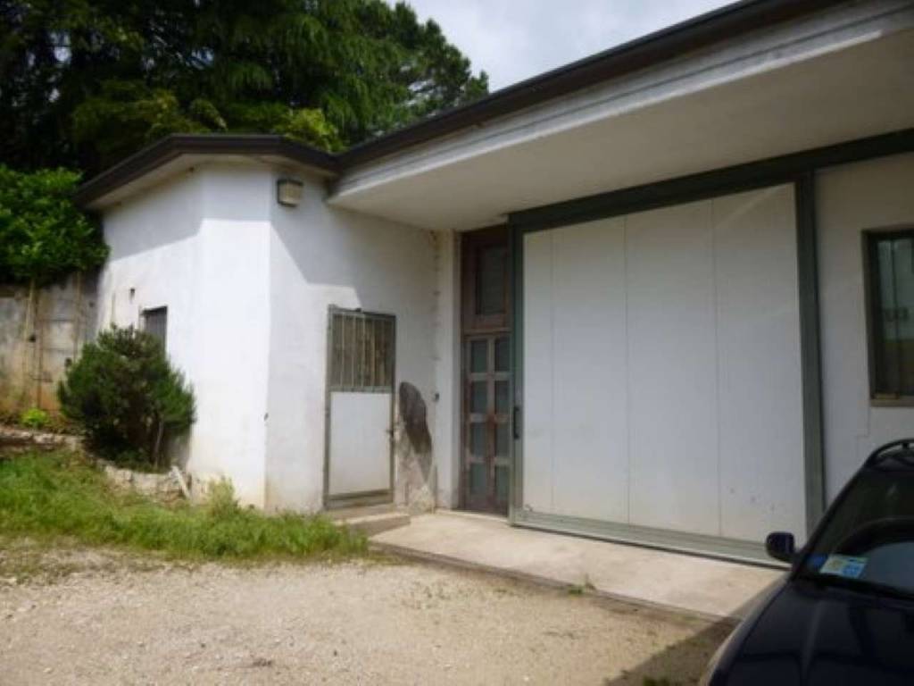 locale commerciale in vendita a Monte di Malo