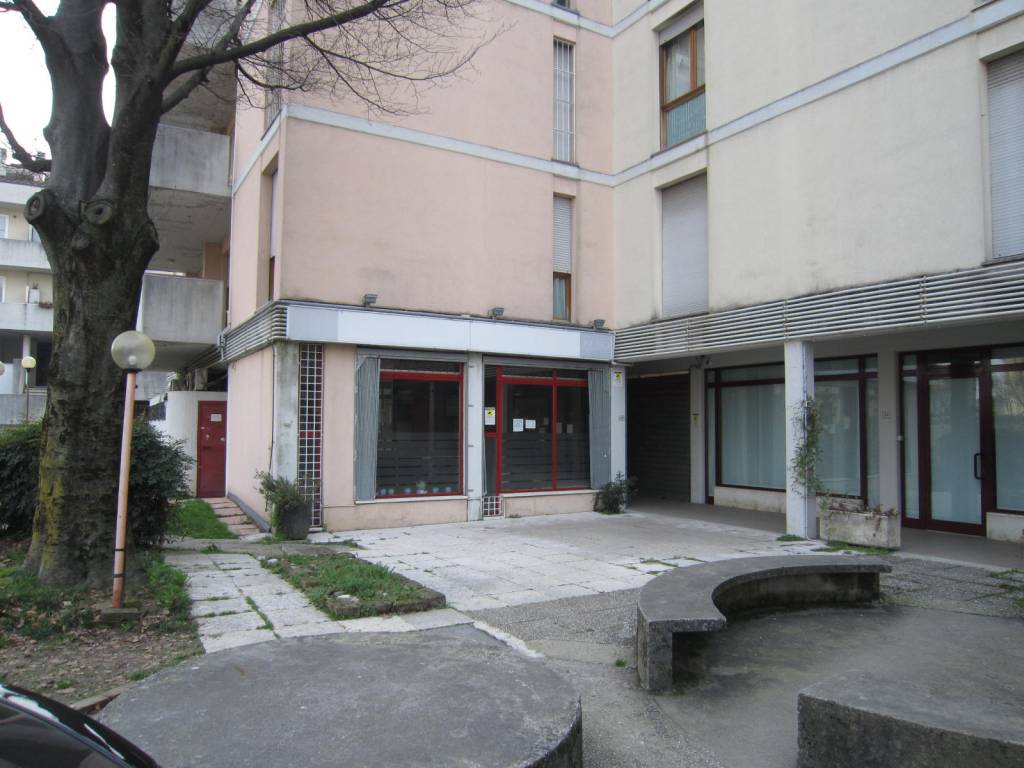 negozio in vendita a Monticello Conte Otto in zona Cavazzale