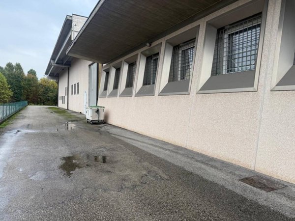 locale commerciale in vendita a Monticello Conte Otto