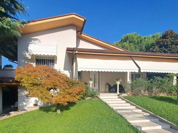 casa indipendente in vendita a Monticello Conte Otto