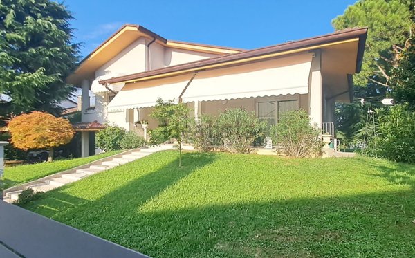 casa indipendente in vendita a Monticello Conte Otto