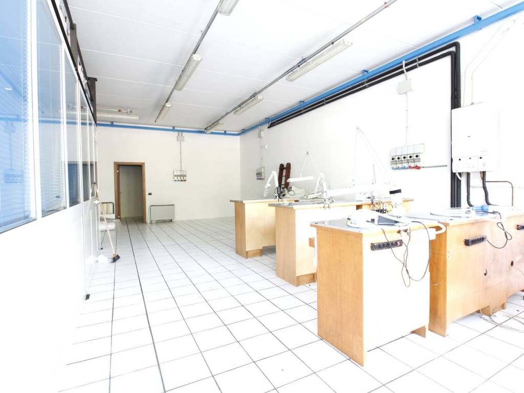 locale commerciale in vendita a Monticello Conte Otto in zona Cavazzale