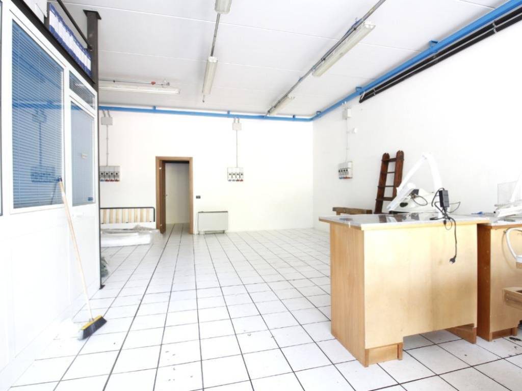 capannone in vendita a Monticello Conte Otto in zona Cavazzale