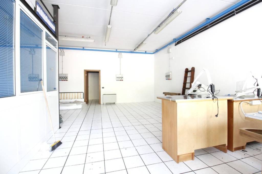 capannone in vendita a Monticello Conte Otto in zona Cavazzale