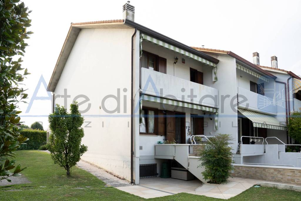 casa indipendente in vendita a Monticello Conte Otto