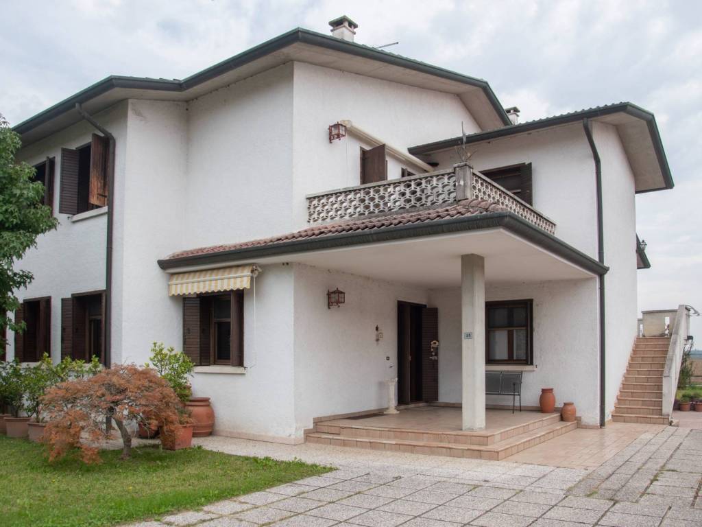 casa indipendente in vendita a Monticello Conte Otto