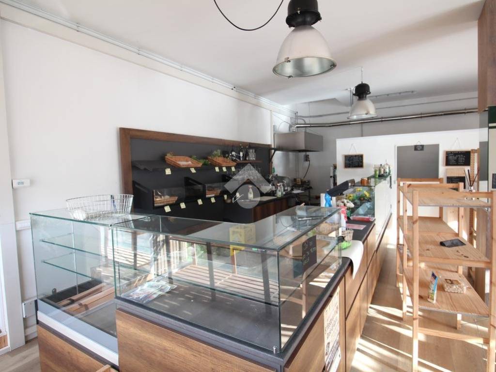 negozio in vendita a Monticello Conte Otto in zona Vigardolo