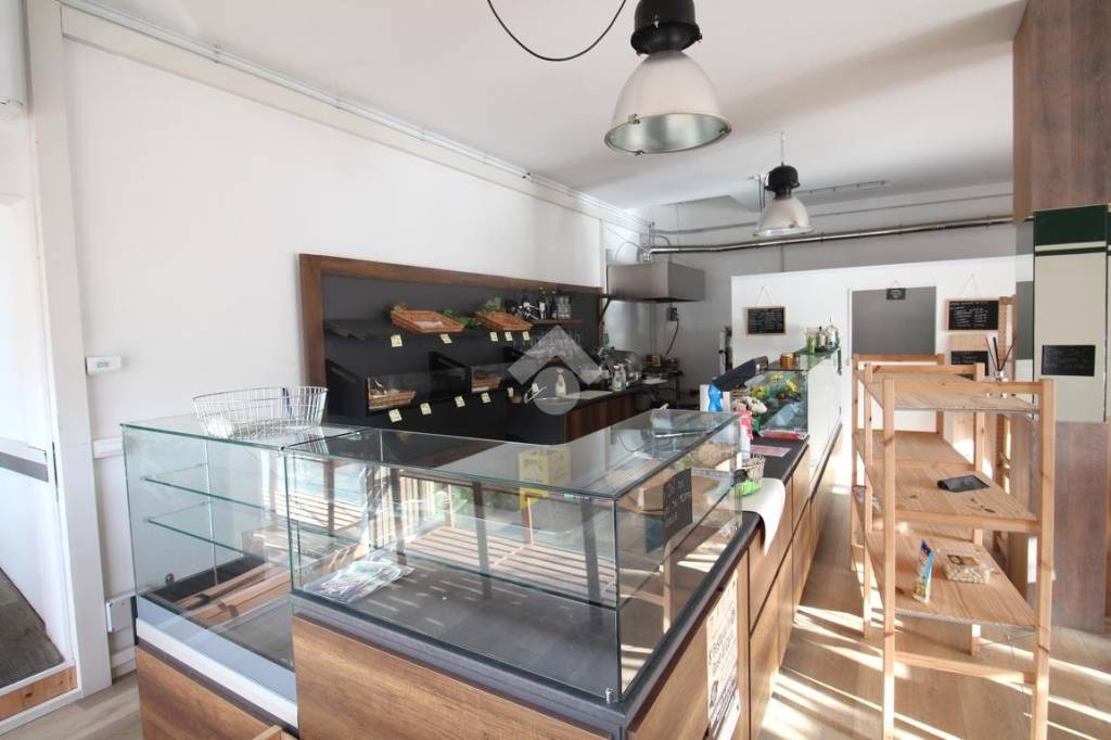 negozio in vendita a Monticello Conte Otto in zona Vigardolo