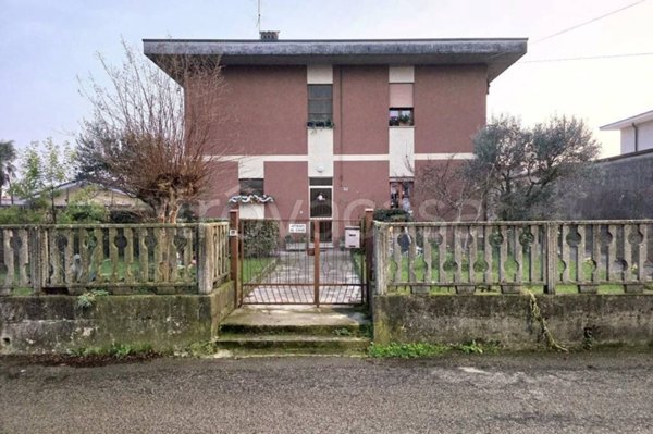 intera palazzina in vendita a Monticello Conte Otto