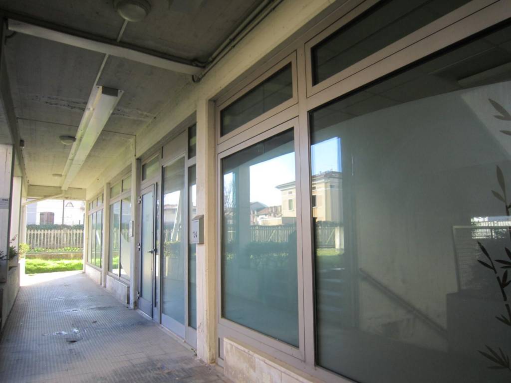 negozio in vendita a Monticello Conte Otto in zona Cavazzale