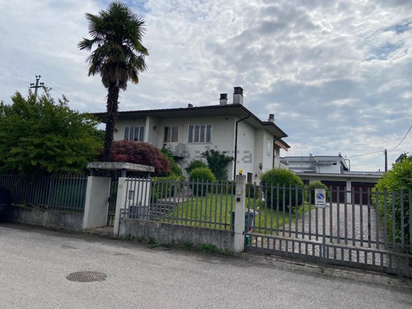 casa indipendente in vendita a Monticello Conte Otto