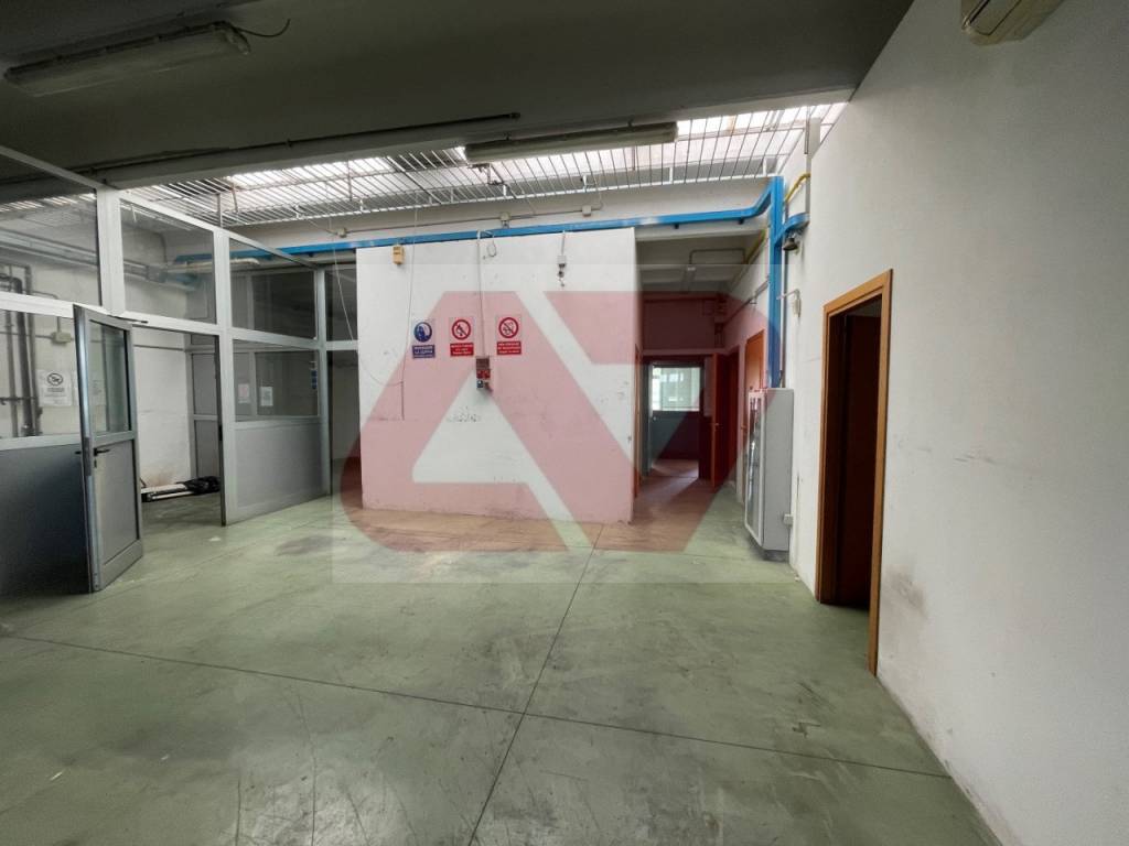 negozio in vendita a Monticello Conte Otto