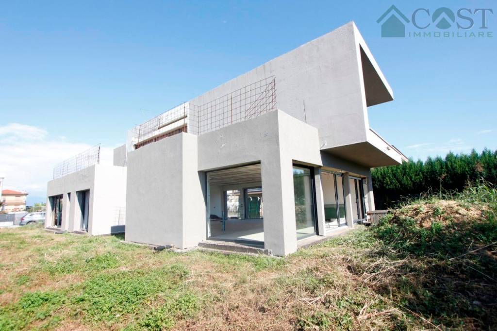 casa indipendente in vendita a Monticello Conte Otto