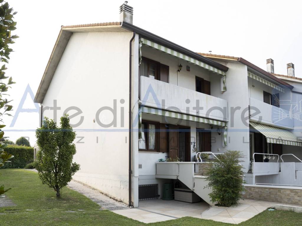 casa indipendente in vendita a Monticello Conte Otto