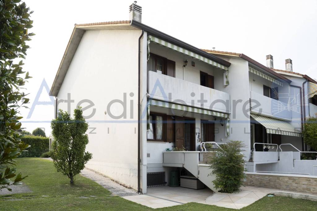 casa indipendente in vendita a Monticello Conte Otto