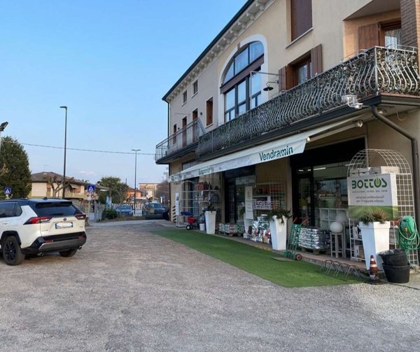 negozio in vendita a Monticello Conte Otto in zona Vigardolo