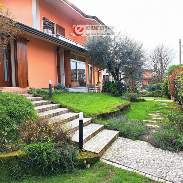 casa indipendente in vendita a Monticello Conte Otto in zona Cavazzale