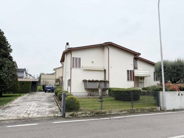casa indipendente in vendita a Monticello Conte Otto