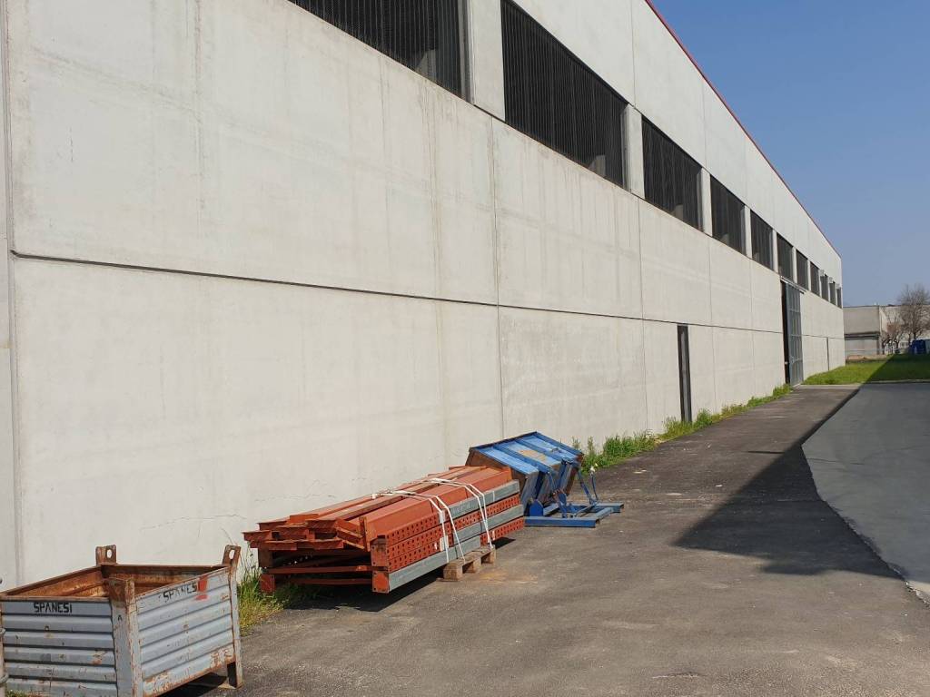 locale commerciale in vendita a Monticello Conte Otto