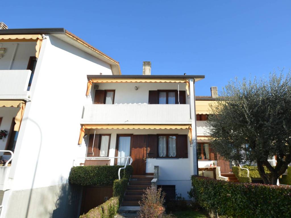 casa indipendente in vendita a Monticello Conte Otto