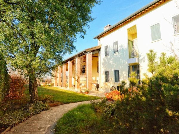 casa indipendente in vendita a Monticello Conte Otto