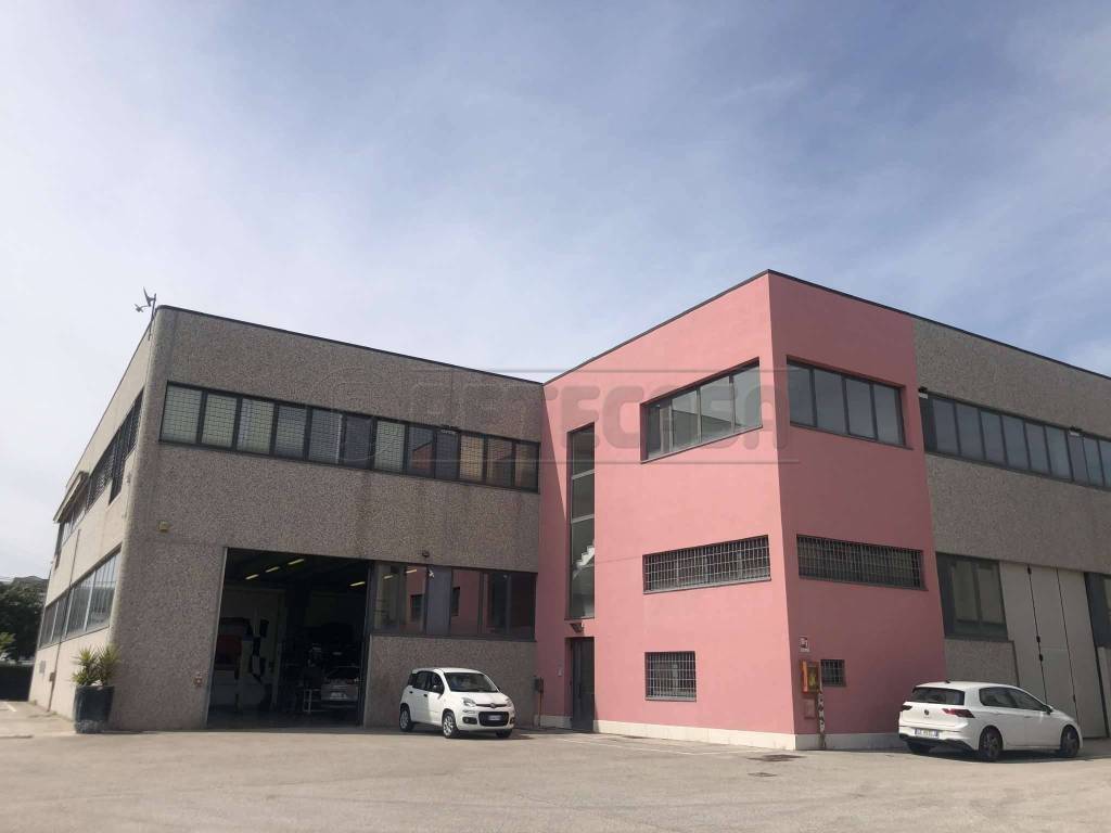 locale commerciale in vendita a Monticello Conte Otto