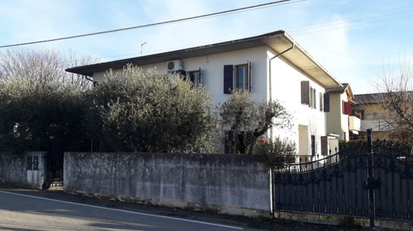 esavano in vendita a Mussolente in zona Casoni