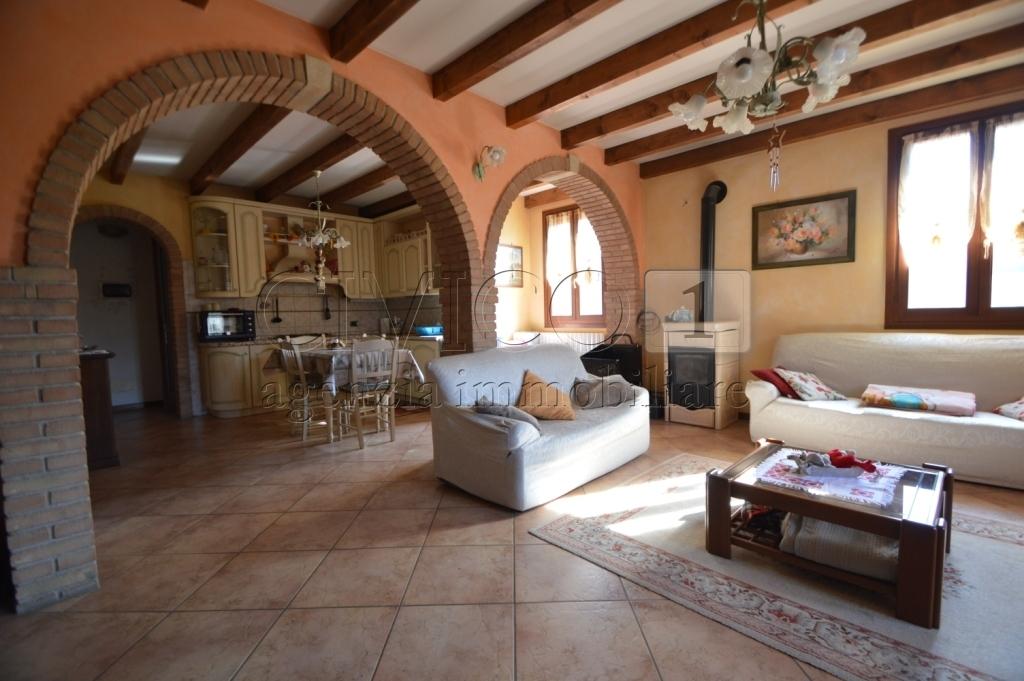 casa indipendente in vendita a Nanto