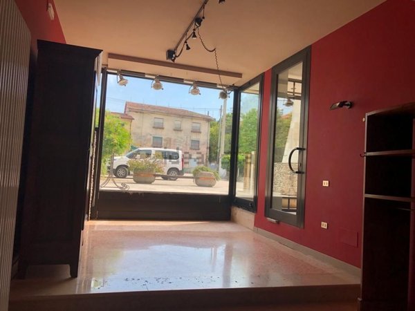 negozio in vendita a Nove