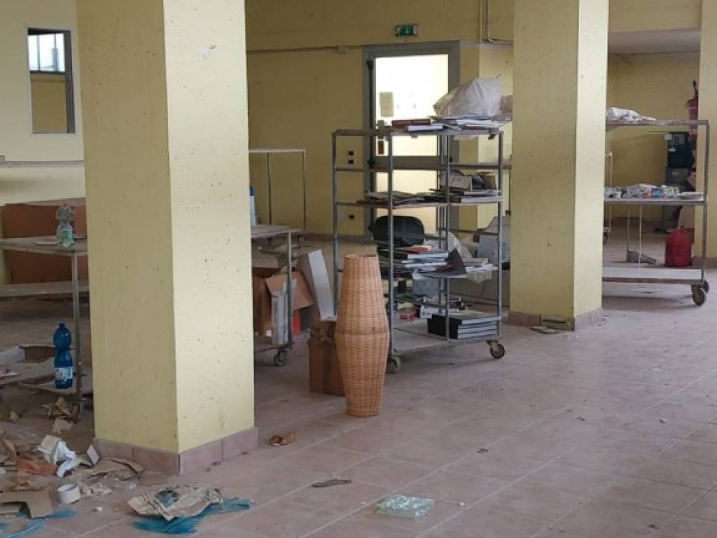 locale commerciale in vendita a Nove