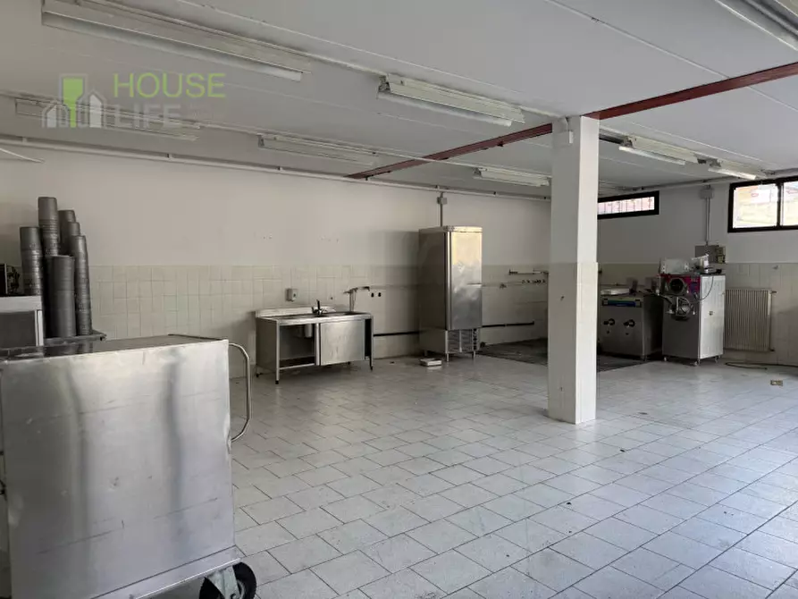 locale di sgombero in vendita a Nove