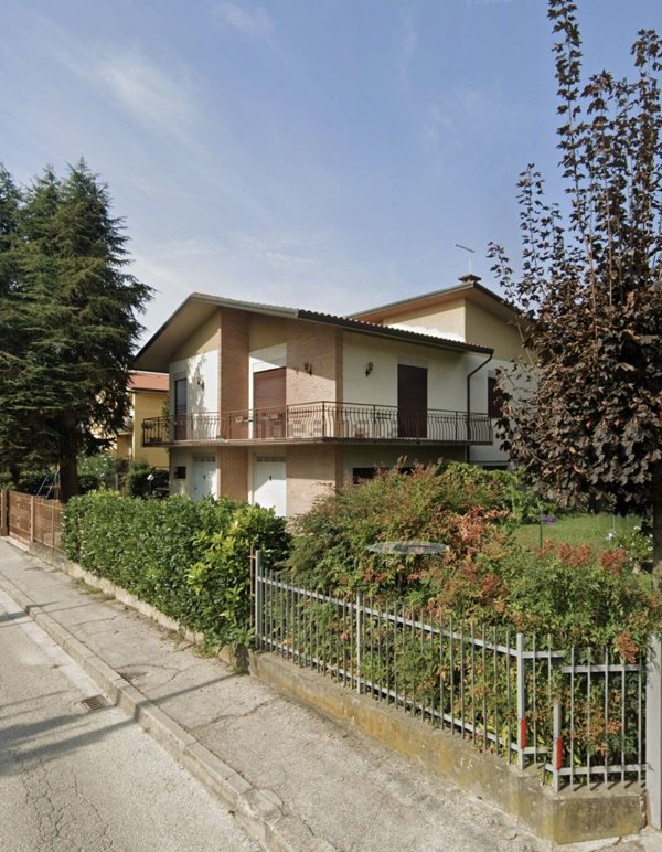 esavano in vendita a Nove