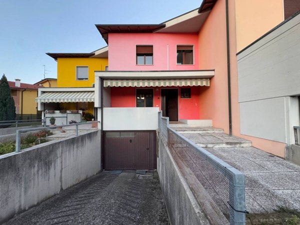 casa indipendente in vendita a Noventa Vicentina