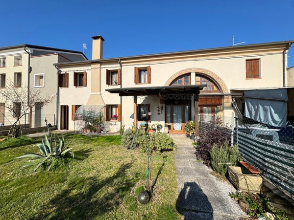 casa indipendente in vendita a Noventa Vicentina