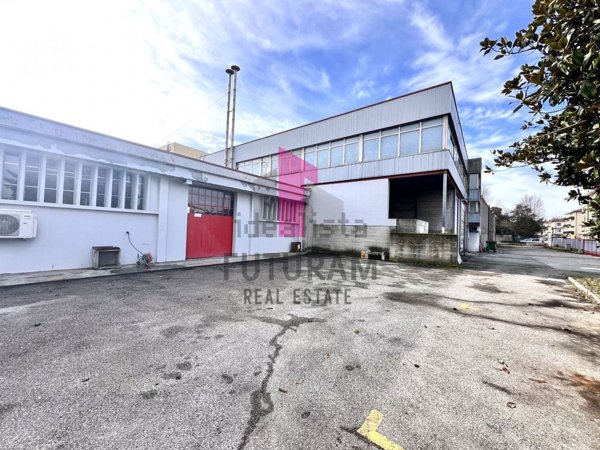 locale di sgombero in vendita a Pianezze