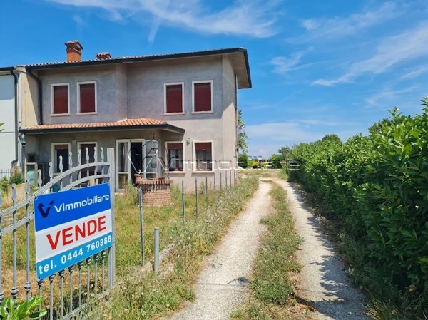 casa indipendente in vendita a Pojana Maggiore in zona Paradiso
